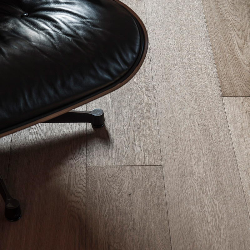 Parquet in rovere spazzolato naturale: Appartamento M. A.