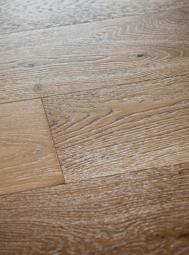 Dettaglio parquet prefinito - Parquet in rovere spazzolato: Villa con Piscina A. A. - Parquet Prefinito: che cos’è, caratteristiche ed esempi - Hausfloor parquet Brescia Bergamo Milano
