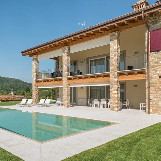 Parquet Brescia, Parquet Bergamo, Parquet Milano - Parquet in rovere spazzolato: Villa con Piscina A. A.