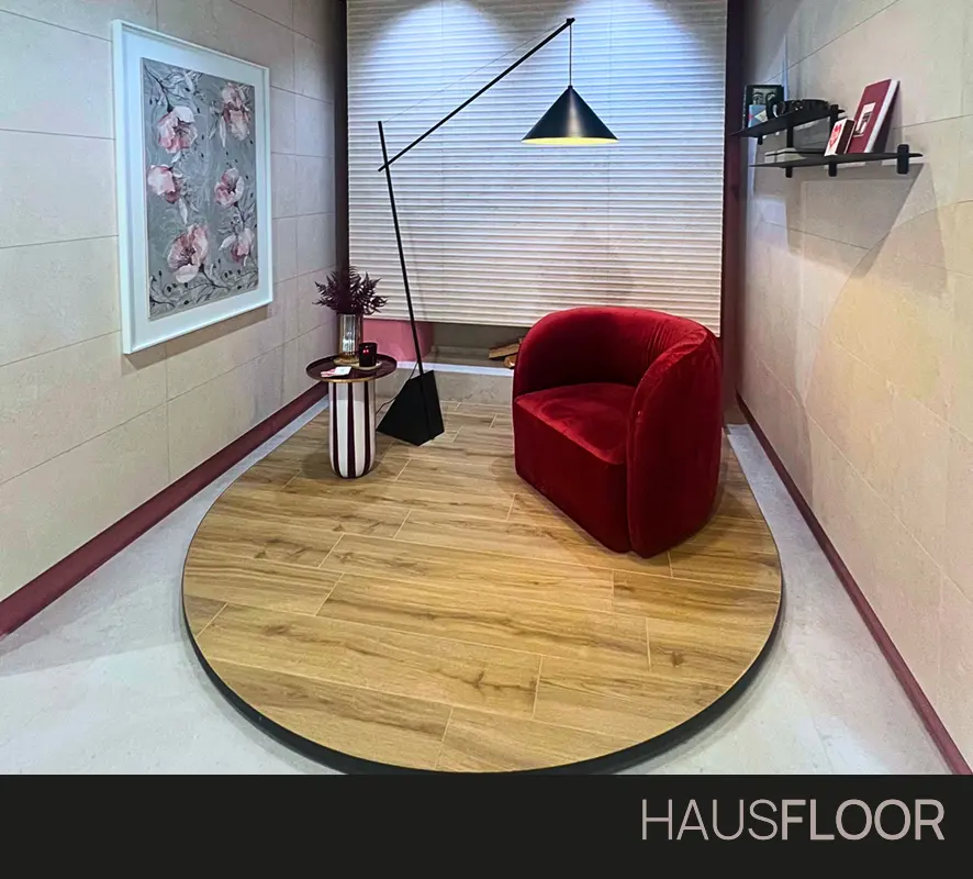 CERSAIE 2025 - Ambientazione moderna mattonelle effetto legno - Hausfloor CERSAIE 2025 - Ambientazione moderna mattonelle effetto legno - Hausfloor