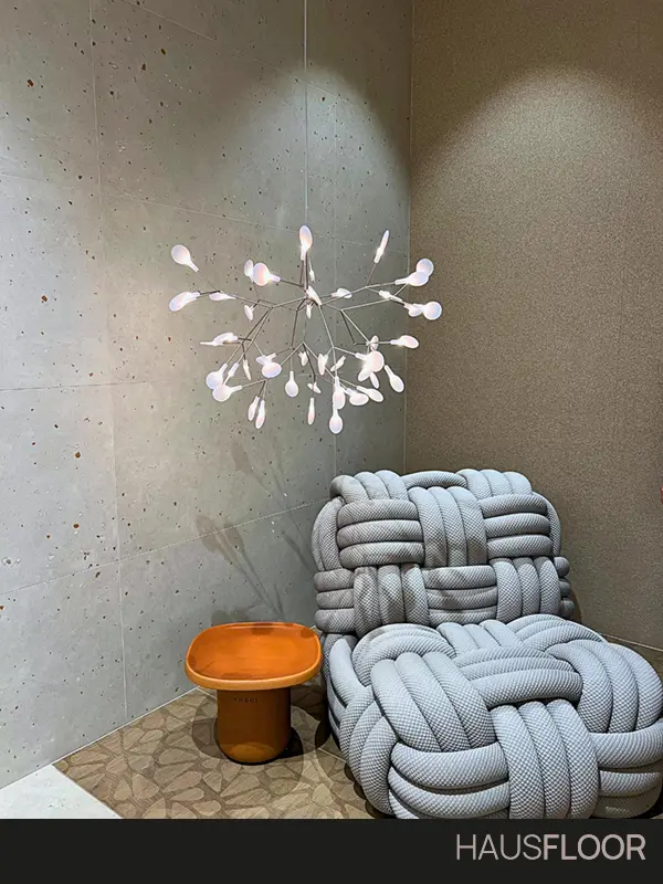 CERSAIE 2025 - Sedia di design piastrelle e gress - Hausfloor CERSAIE 2025 - Sedia di design piastrelle e gress - Hausfloor