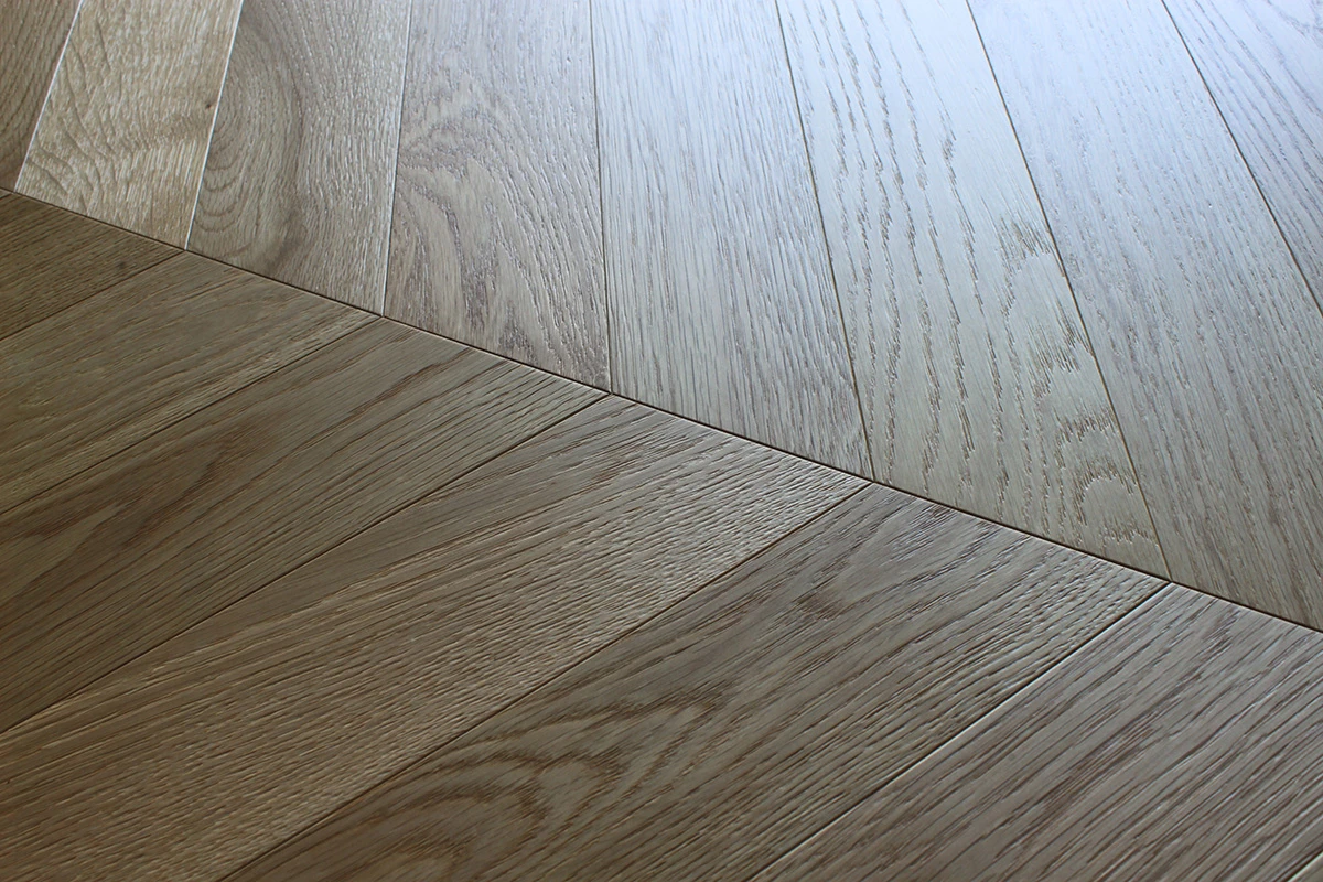 Dettaglio di parquet a spina ungherese in rovere naturale - Hausfloor