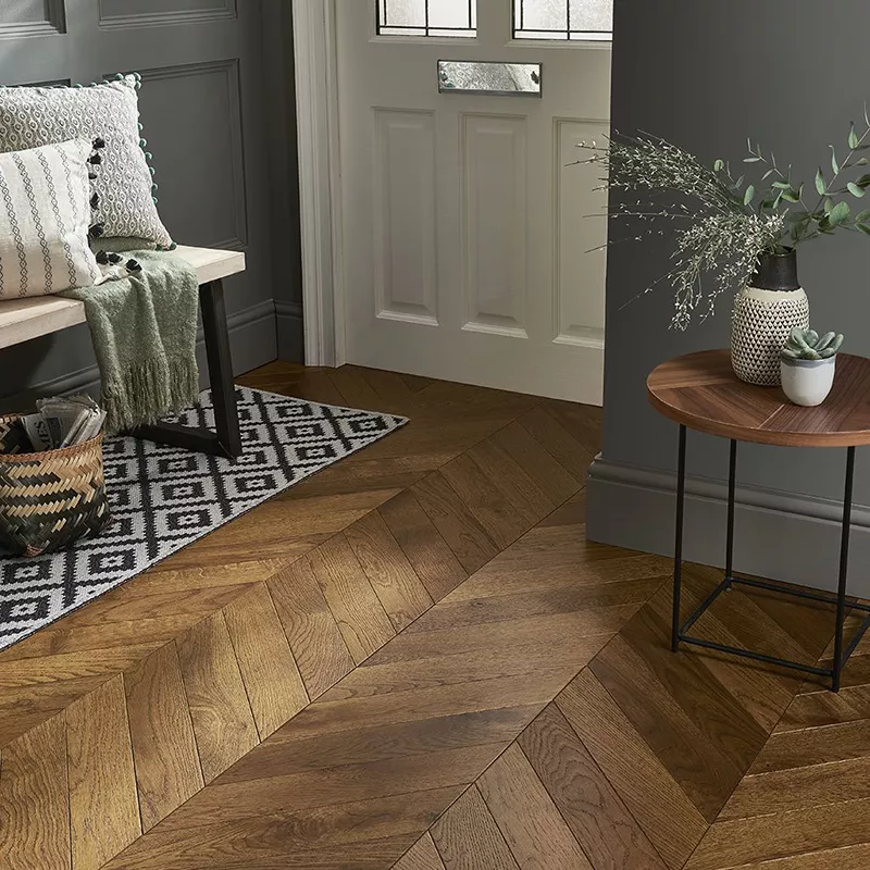 Ingresso con parquet rovere scuro spina francese - Parquet spina francese - Hausfloor