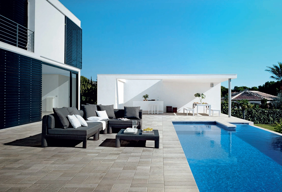 La piscina in gres porcellanato per esterni - Hausfloor brescia bergamo milano