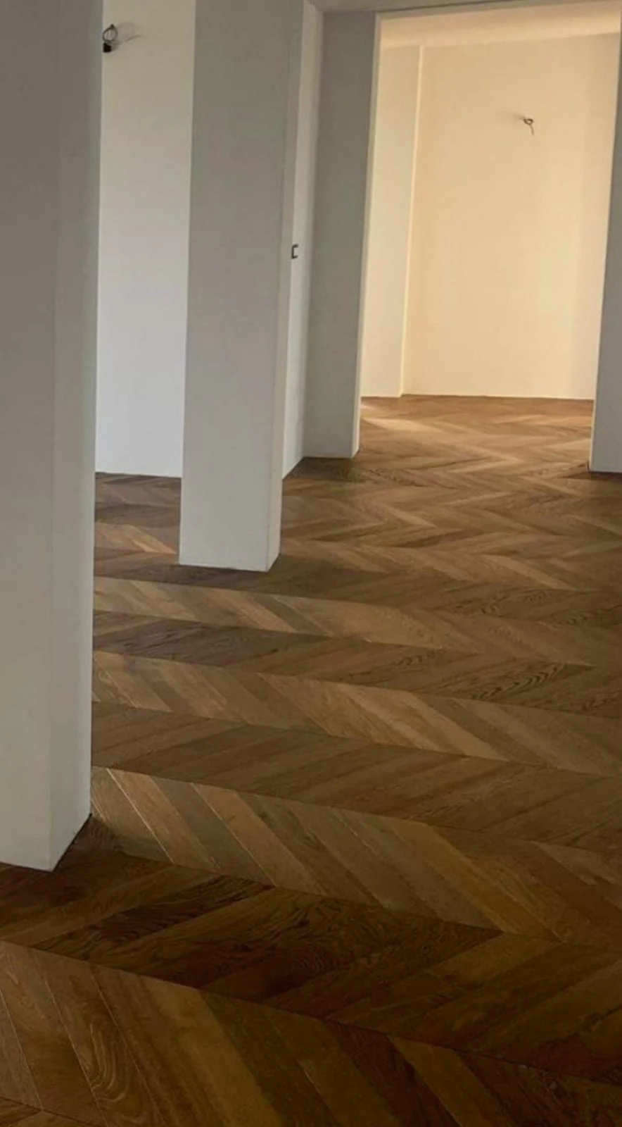 Pavimenti a spina di pesce - Sala con camino pavimneto Gres - Hausfloor