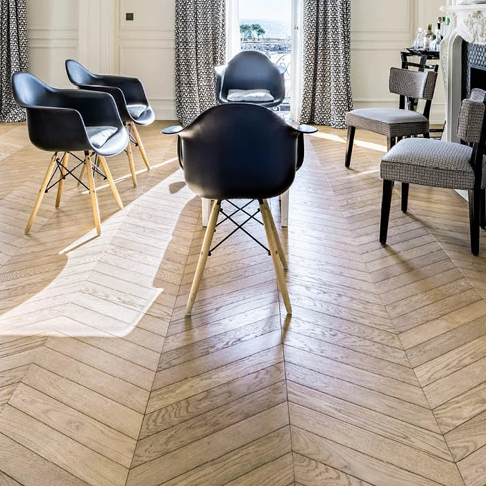 Parquet chiaro verniciato - Parquet spina ungherese - Hausfloor