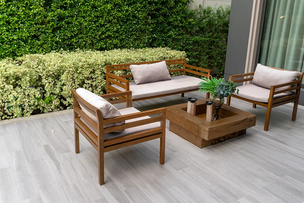 Pavimento in legno per esterni - Cortile esterno con sedie e divano - Hausfloor