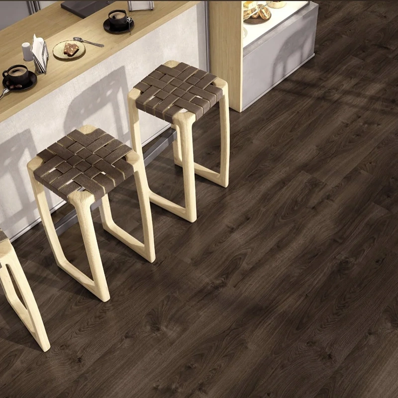Parquet scuro su tavole grandi in rovere - Hausfloor