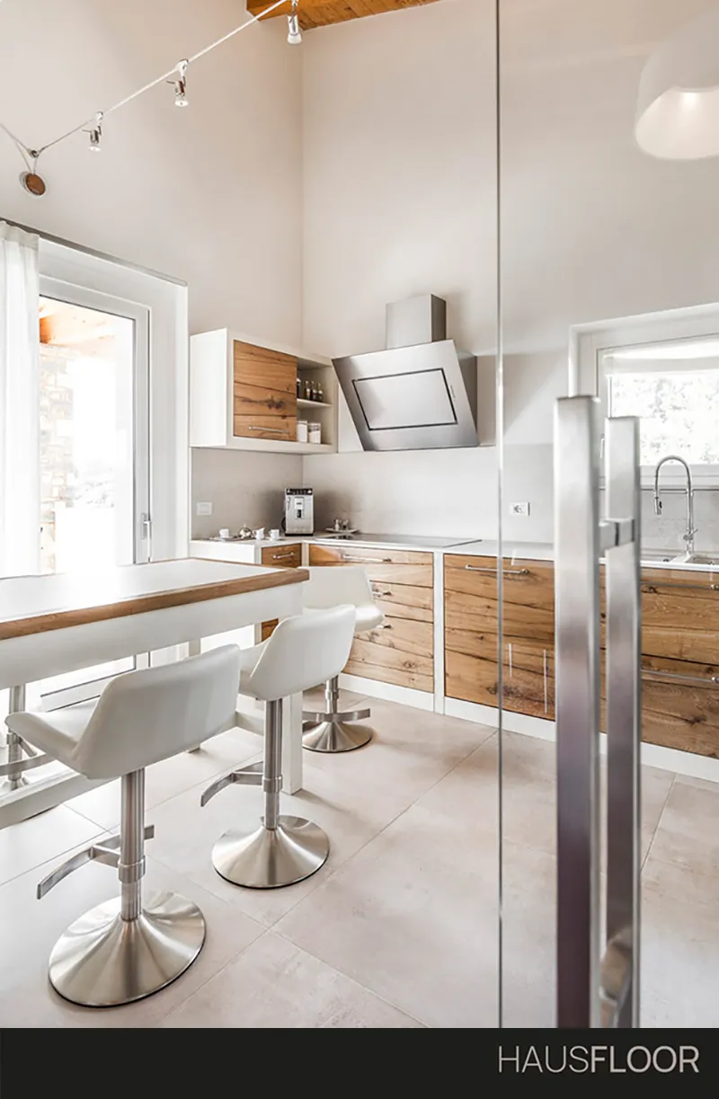 Pavimenti per interni gres porcellanato: cucina con pavimento in gres - Hausfloor