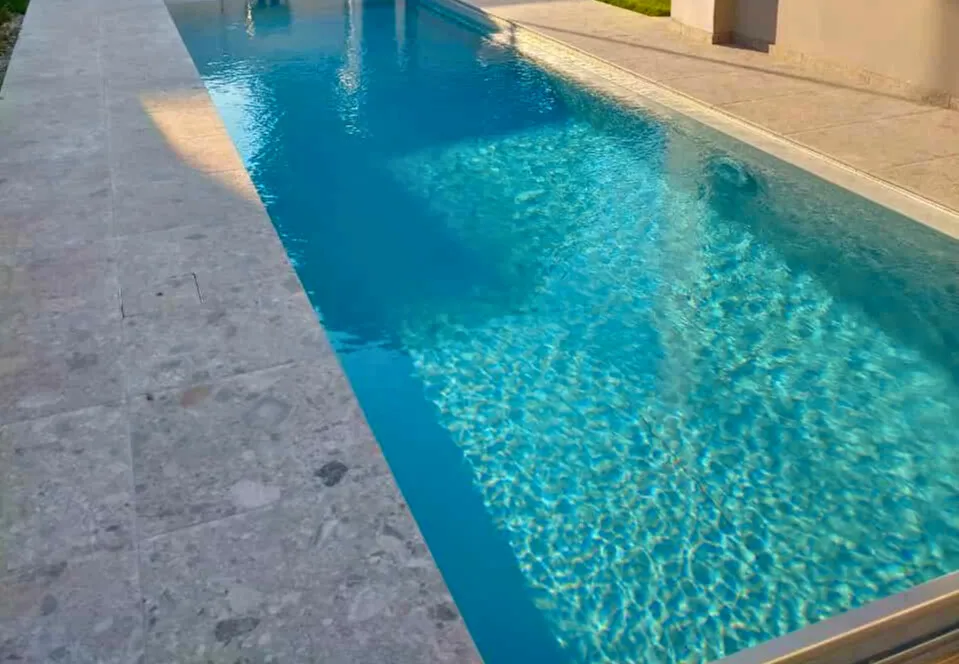 Piscine in gres porcellanato effetto pietra - Hausfloor