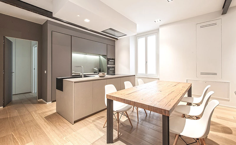 Posa parquet in legno chiaro rovere in cucina - Hausfloor Posa parquet in legno chiaro rovere in cucina - Hausfloor