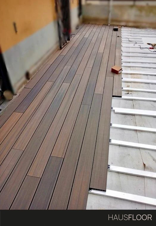 Posa sopra un pavimento esistente di una pavimentazione esterna in legno WPC - Hausfloor