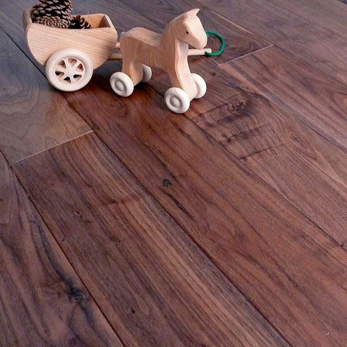 Tavole di parquet noce verniciate - Hausfloor Brescia Milano