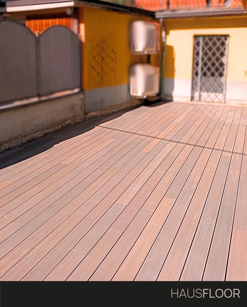 Terrazza con arredi: pavimentazione esterna in legno WPC - Hausfloor