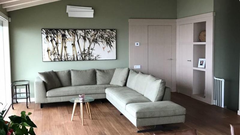 Villa G.E. - Posa parquet in legno naturale in sala da pranzo con mobili in legno