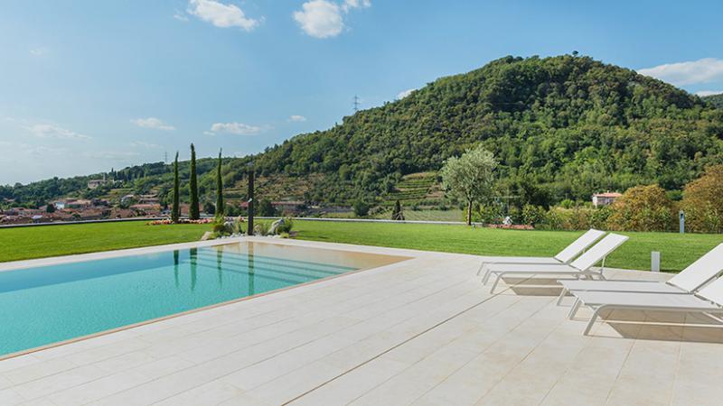 Parquet in rovere spazzolato: Villa con Piscina A. A.