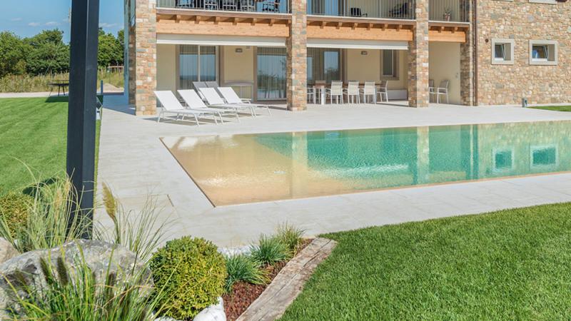 Parquet in rovere spazzolato: Villa con Piscina A. A.