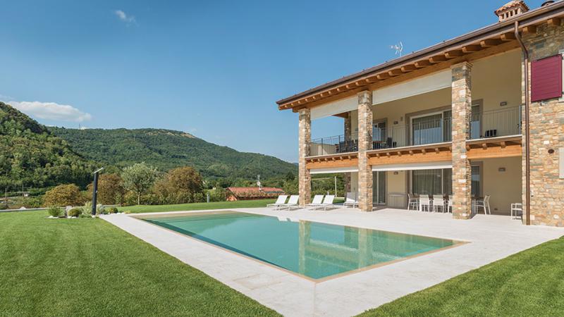 Parquet in rovere spazzolato: Villa con Piscina A. A.