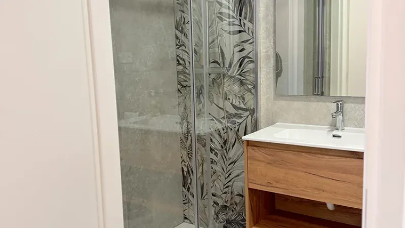 Bagno in gres con decorazioni - Lake and More Suite Hotel - Pavimenti e rivestimenti