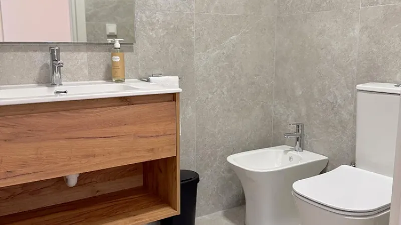 Bagno in gres - Lake and More Suite Hotel - Pavimenti e rivestimenti