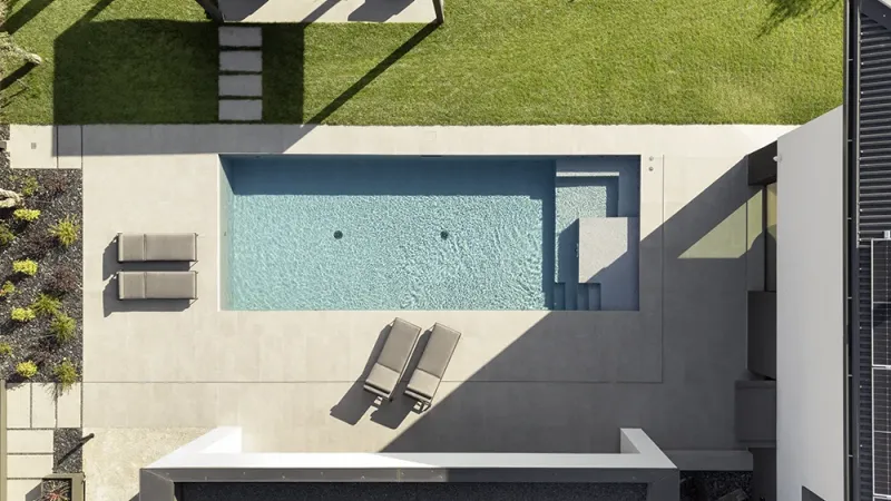 Rivestimento in gres chiaro piscina esterna - Pavimenti in parquet: Villa D.P. - Hausfloor