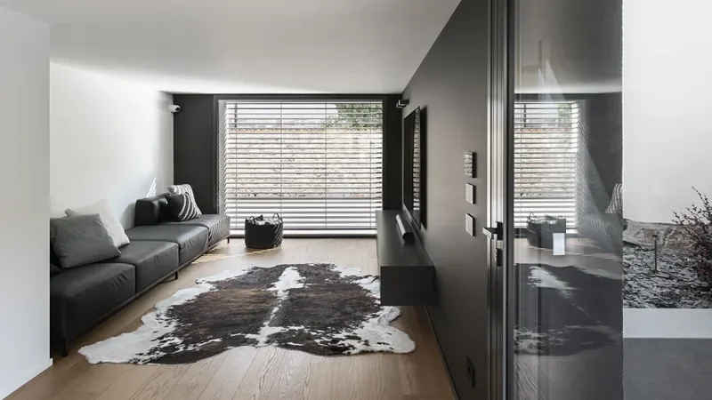 Soggiorno con parquet grande formato - Pavimenti in parquet: Villa D.P. - Hausfloor