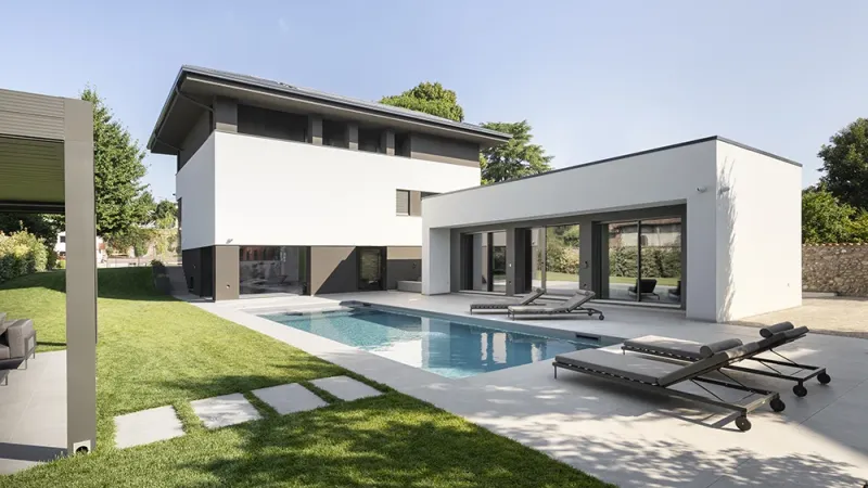 Villa con piscina rivestimento in gres - Pavimenti in parquet: Villa D.P. - Hausfloor