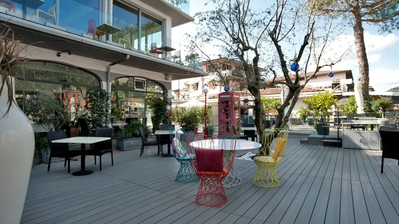 Ristorante L'Approdo - Esterno tavolo con sedie colorate - HausFloor
