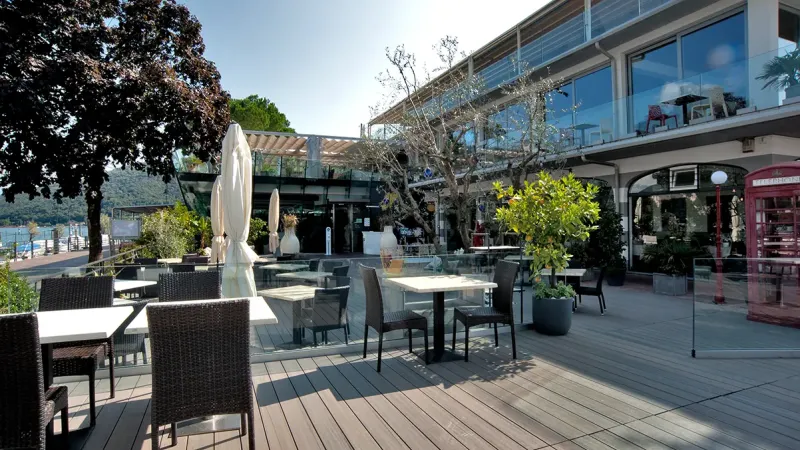 Ristorante L'Approdo - Esterno con tavoli - HausFloor