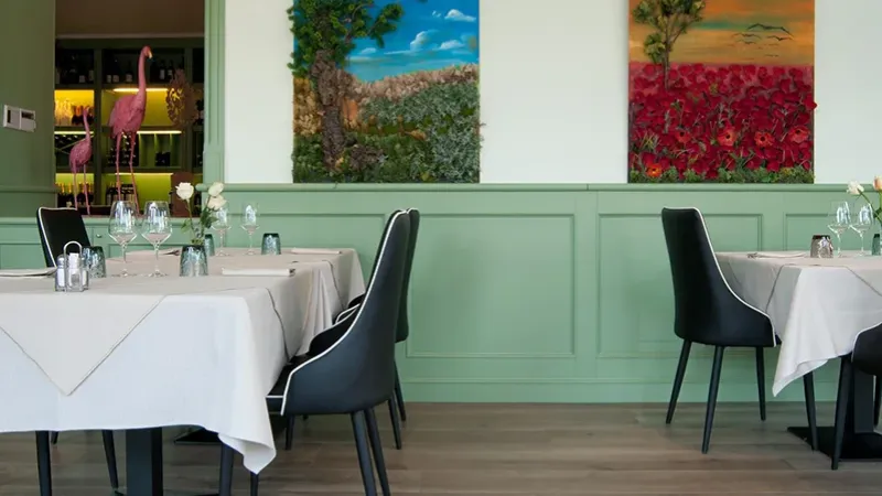 Ristorante L'Approdo - Quadri esposti - HausFloor