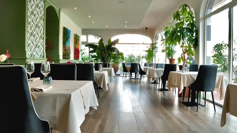 Ristorante L'Approdo - Sala principale dal fondo - HausFloor